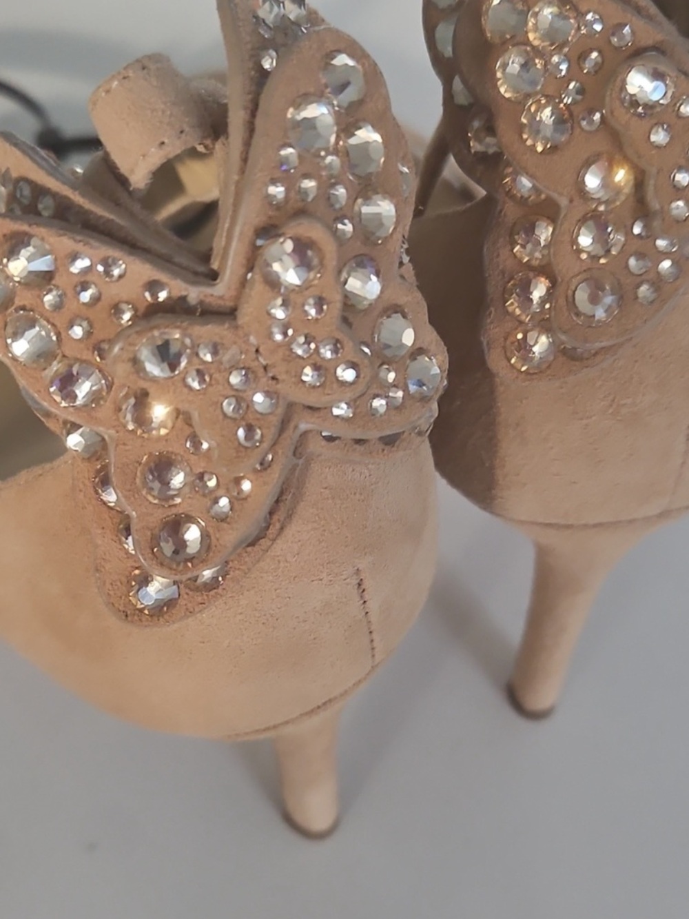 Michael Kors BEVERLY Butterfly
Applique Suede Sandals Sz 7.5 - Picture 10 of 12
